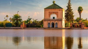 Il padiglione Menara riflesso sul lago sotto il sole del tardo pomeriggio a Marrakech, in Marocco