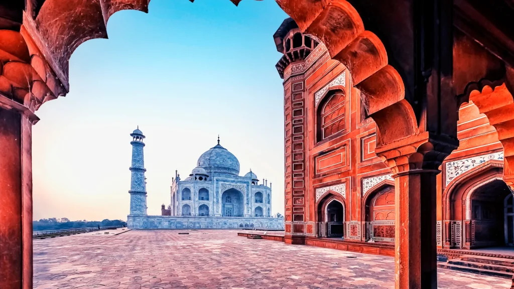 Mausoleo del Taj Mahal vista da uun portico ad Agra, Uttar Pradesh, India | Tour organizzato in India | Esclusiva Alidasy Travel Experience