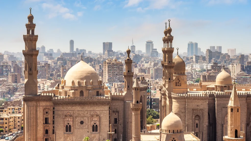 Vista aerea del Cairo, Egitto, con vista della Moschea Madrasa Sultan Hassan e della Moschea Al Rifai
