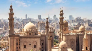 Vista aerea del Cairo, Egitto, con vista della Moschea Madrasa Sultan Hassan e della Moschea Al Rifai