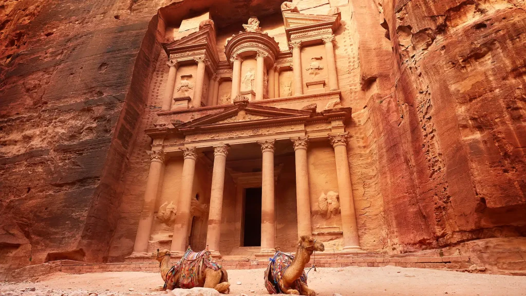 Al Khazneh, antica città di Petra, Giordania | Giordania classica: fascino senza tempo. Tour di 8 giorni in Giordania | Esclusiva Alidays Travel Experience