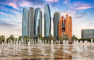 Grattacieli ad Abu Dhabi al tramonto con fontana; Emirati Arabi Uniti
