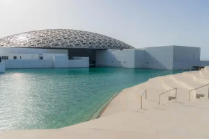 Louvre Abu Dhabi, Emirati Arabi Uniti, architettura museale con cupola geometrica e pareti bianche, sull'isola di Saadiyat