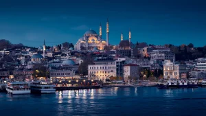 Paesaggio urbano di Istanbul di notte con la moschea di Suleymaniye, Turchia | Tour Instambul e Cappadocia Esclusiva Alidays Travel Experience