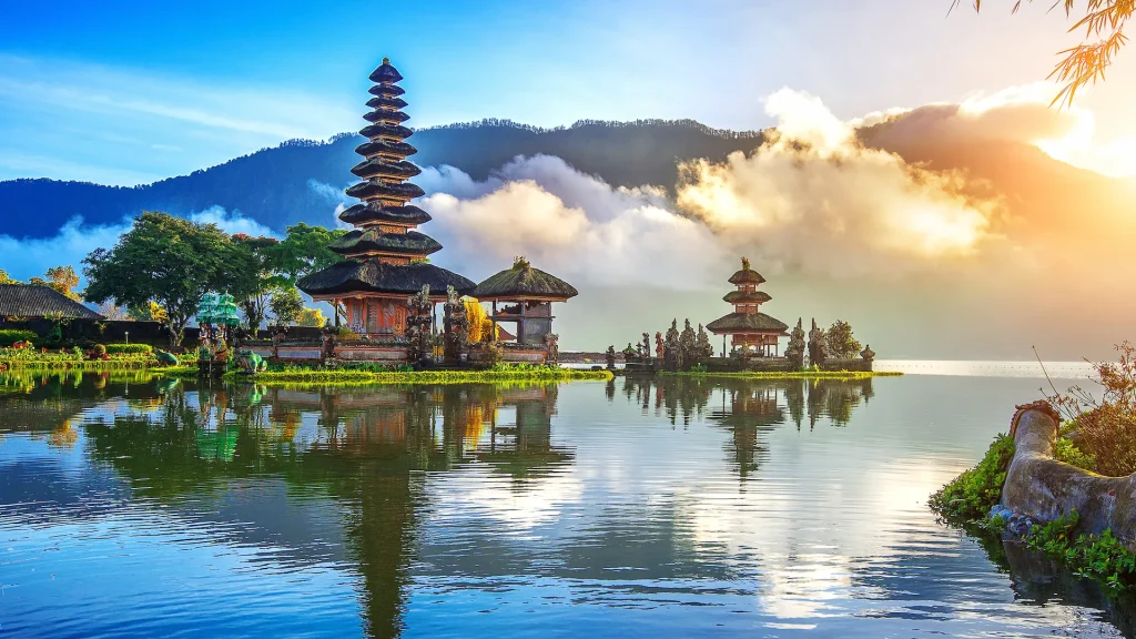 Pura ulun danu bratan tempio a Bali, Indonesia | Tour Bali Essence l'isola dell'armonia | Esclusiva Alidays Travel Experience