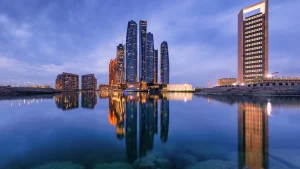 Skyline di Abu Dhabi ed Etihad Towers al tramonto, Emirati Arabi Uniti