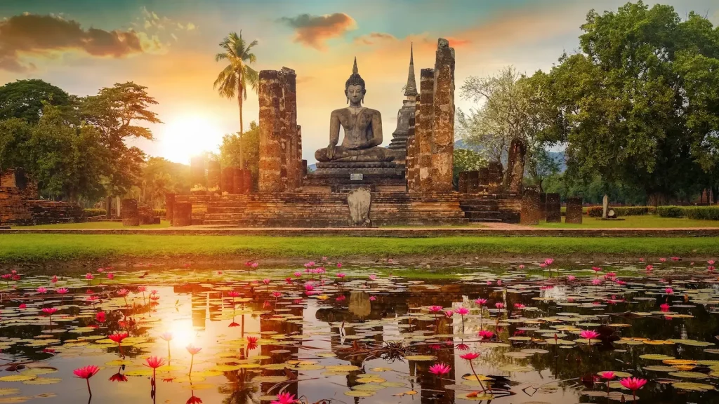 Tempio di Wat Mahathat nel distretto del Parco Storico di Sukhothai patrimonio mondiale UNESCO in Thailandia | Tour Thailandia Esperienze Thai | Esclusiva Alidays Travel Experience