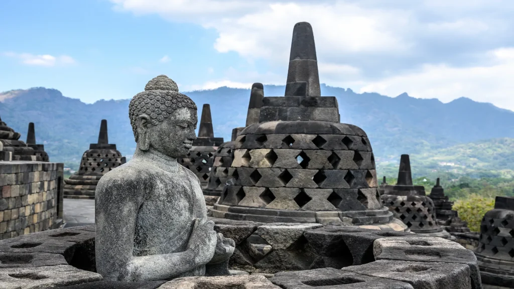 Veduta degli stupa e della statua di Buddha a Borobudur, un complesso buddista Mahayana del IX secolo a Magelang, Giava Centrale, Indonesia | Tour Java: nel cuore dell'Indonesia | Esclusiva Alidays Travel Experience