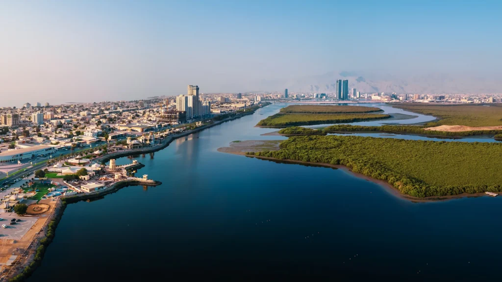 Veduta panoramica dello skyline dell'emirato di Ras Al Khaimah, nel nord degli Emirati Arabi Uniti
