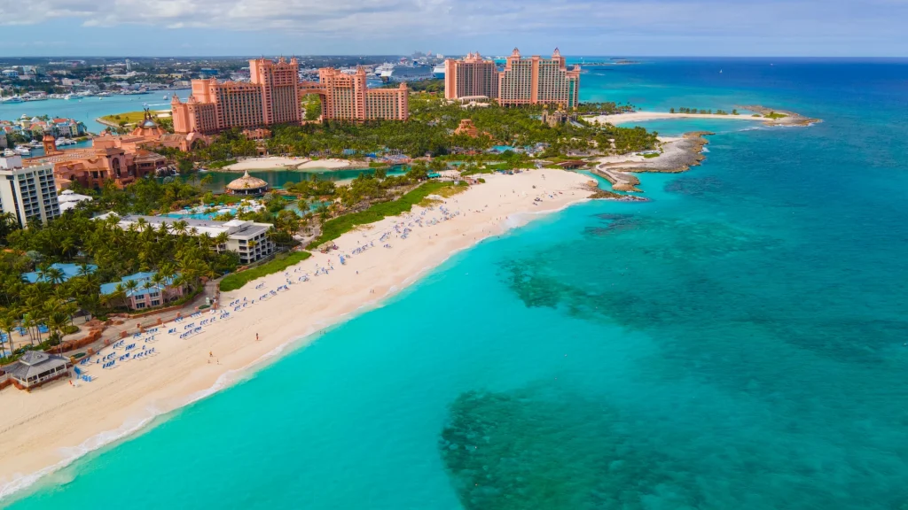Vista aerea di Paradise Beach e della Royal Cove Reef Tower presso l'Atlantis Hotel a Paradise Island, Bahamas | Viaggio Canada e Bahamas firmato Alidays Travel Experience