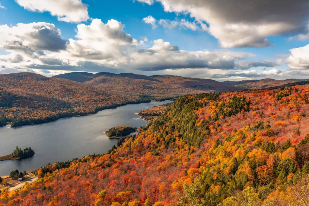 Vista autunnale da La Roche Trail, Parco Nazionale del Mont-Tremblant, Quebec | Tour natura del Canada | Alidays Travel Experience