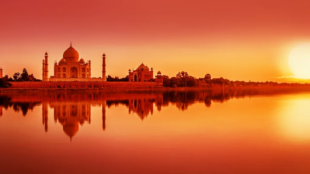 Vista panoramica del Taj Mahal durante il tramonto riflesso nel fiume Yamuna, ad Agra, Uttar Pradesh, India | Tour Rajasthan e Varanasi: tra Storia e Misticismo | Un'esclusiva Alidays Travel Experience