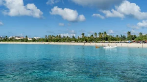Ampia vista dei bagnanti in una giornata di sole sulla spiaggia di Mullet Bay a St. Martin