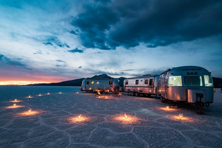 Aperitivo al tramonto nel Salar De Uyuni