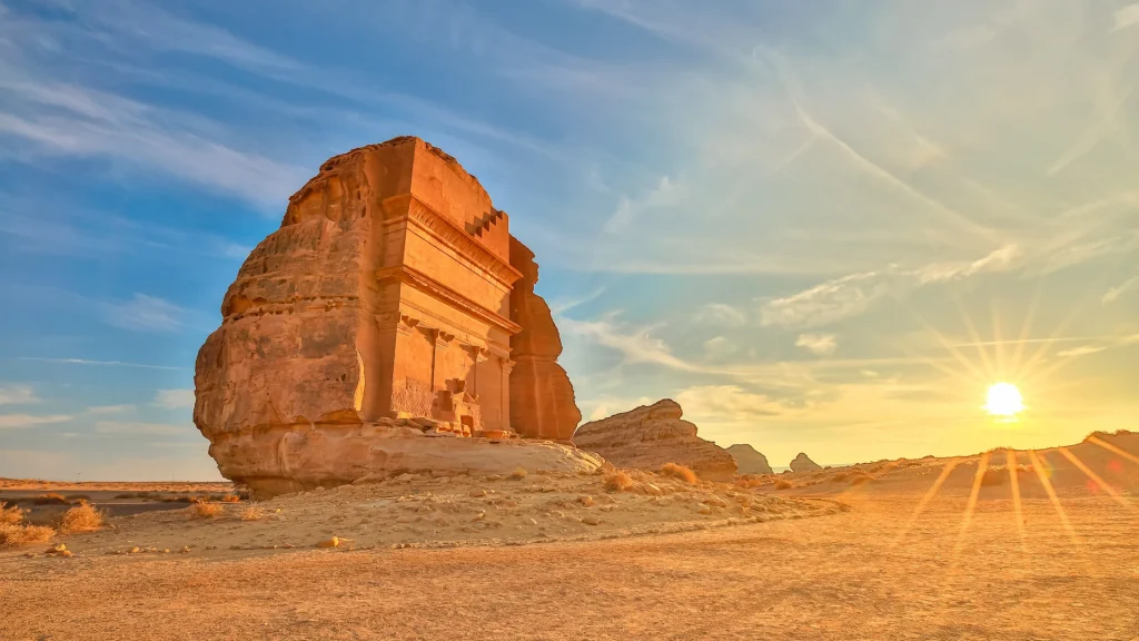 Il maestoso Qasr Al Farid, noto anche come la tomba di Lihyan figlio di Kuza, si erge imponente nel deserto di Hegra ad AlUla, in Arabia Saudita | AlUla Fly and Drive | Alidays Travel Experience