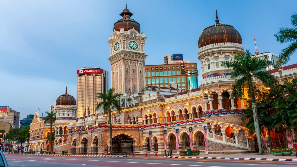 Kuala Lumpur, Malesia occidentale. L'edificio del Sultano Abdul Samad e la sua torre dell'orologio in piazza Merdeka | Tour della Penisola Malese e relax tropicale a Langkawi | Esclusiva Alidays Travel Experience