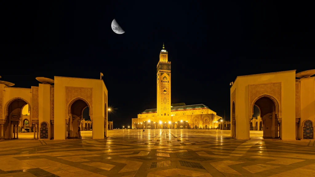 La moschea di Hassan II si trova a Casablanca, in Marocco. È la più grande moschea ancora in funzione in Africa e la settima più grande al mondo | Tour Marocco Discovery in 9 giorni | Esclusiva Alidays Travel Experience