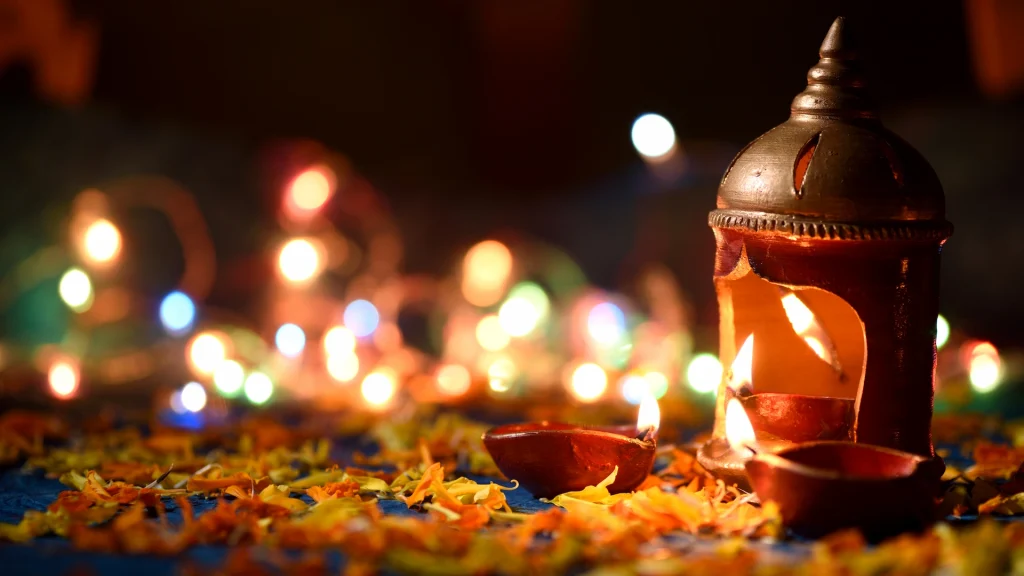 Lampade di argilla diya accese durante la celebrazione di Diwali. Biglietto di auguri design indiano indù Light Festival chiamato Diwali