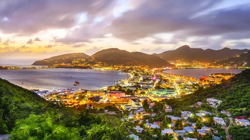 Philipsburg, Sint Maarten, paesaggio urbano delle Antille olandesi presso il Grande Stagno Salato
