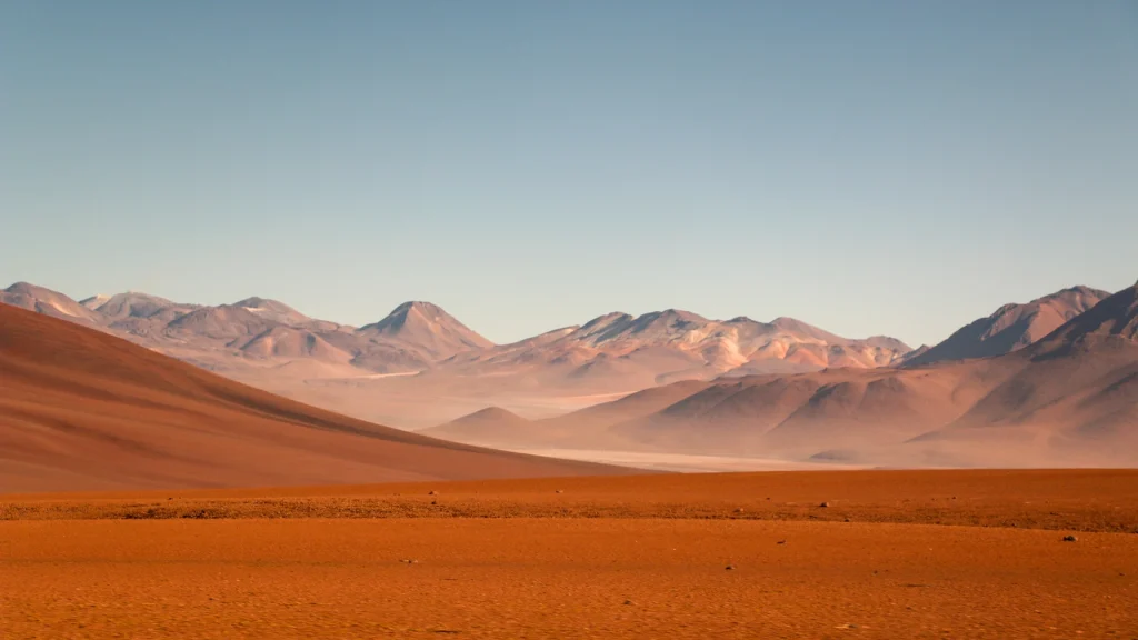 Salar de Tara, alla scoperta del cuore del deserto di Atacama, tra paesaggi lunari, sabbia arancione e rossa e cielo azzurro | Viaggio tra le meraviglie del Nord del Cile | Alidays Travel Experience