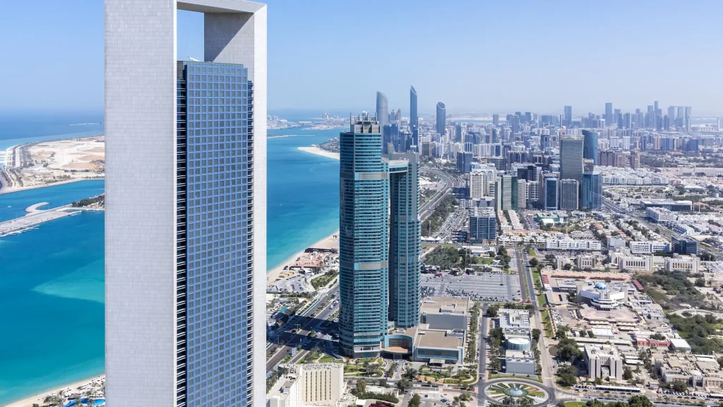 Skyline di Abu Dhabi dall'alto con grattacieli in viaggio ad Abu Dhabi, Emirati Arabi Uniti