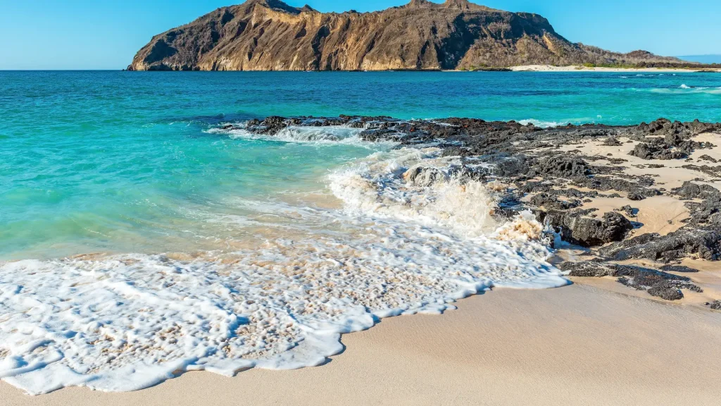 Spiaggia delle Galapagos sull'Oceano Pacifico, isola di San Cristóbal, Parco Nazionale delle Galapagos, Ecuador | Pacchetto vacanza in Ecuador: gli ecosistemi tra amazzonia e nature hopping alle isole Galapapos | Esclusiva Alidays Travel Experience