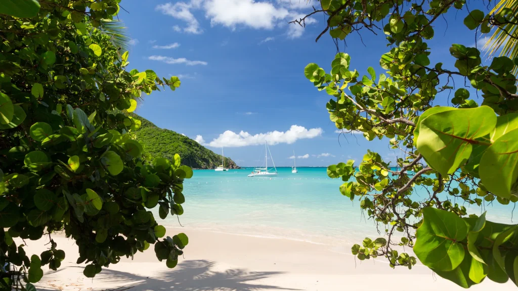 Spiaggia di Anse Marcel e barche sul lato francese di St Martin Sint Maarten Caraibi | Soggiorno mare a Saint Martin / Sint Maarten: i due volti dei Caraibi