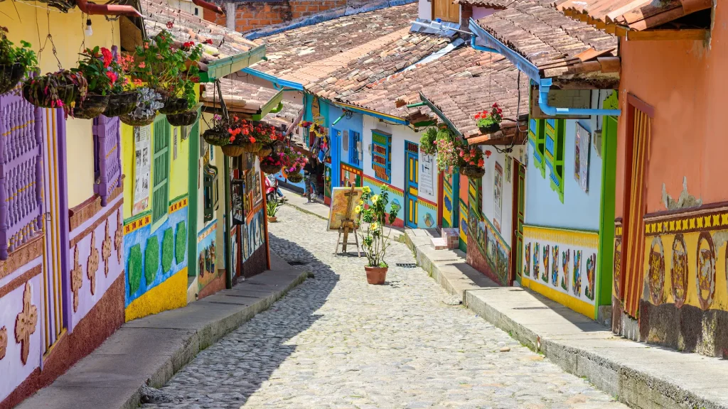 Strada colorata della città coloniale di Guatape, Colombia | Tour Colombia 12 giorni | Esclusiva Alidays Travel Experience