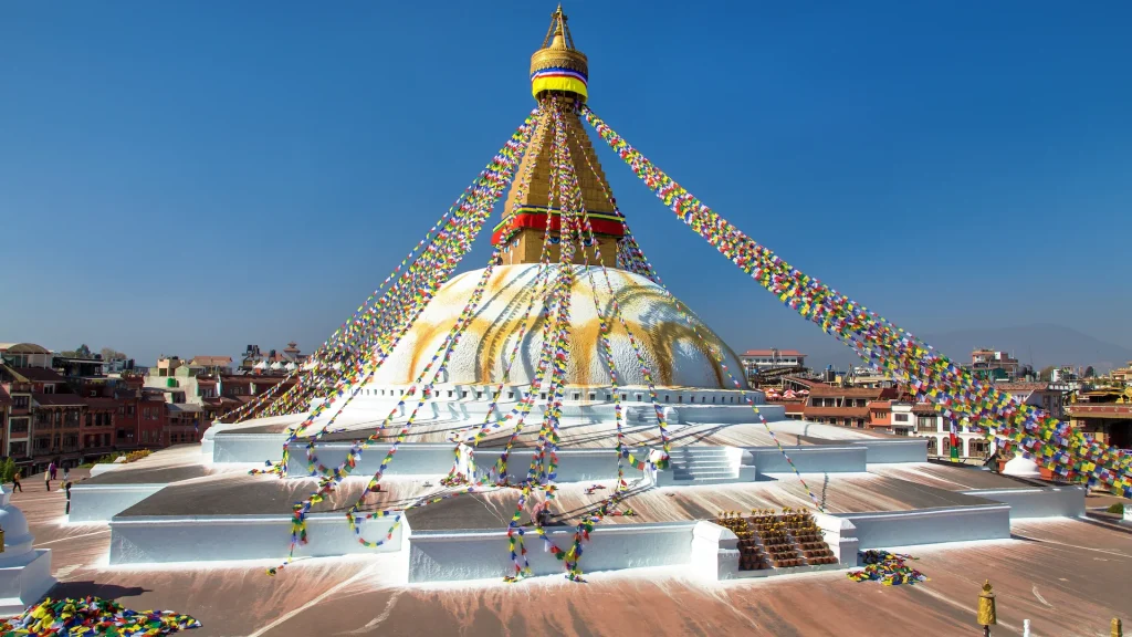 Stupa di Boudha, bodhnath o Boudhanath con bandiere di preghiera, il più grande stupa buddista della città di Kathmandu, buddismo in Nepal | Tour Nepal e Bhutan | Esclusiva Alidays Travel Experience