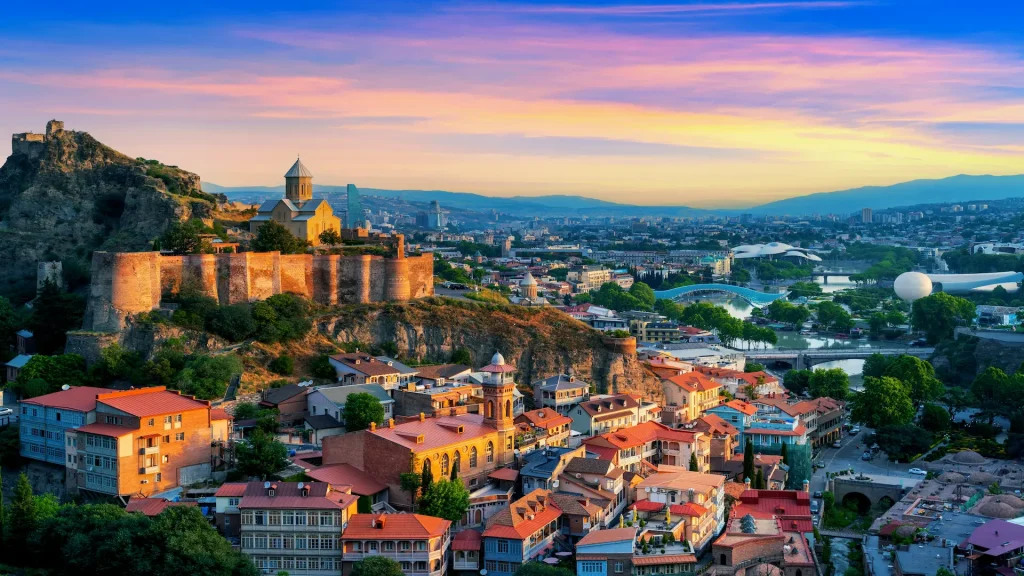 Tbilisi città al tramonto | Capodanno in Georgia | Mete Capodanno 2026 | Alidays