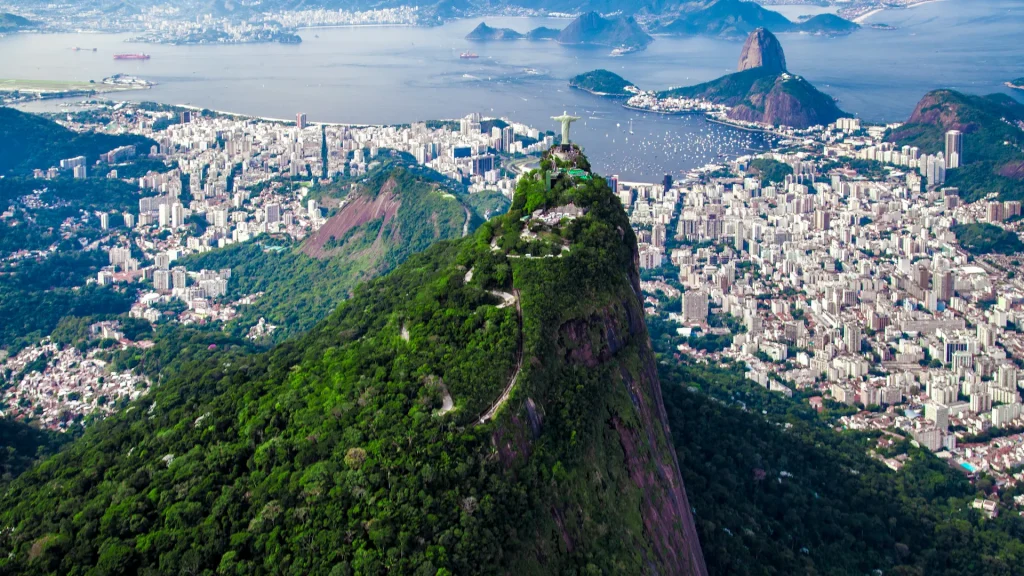 Veduta aerea del Cristo Redentore con vista su Rio de Janeiro, Brasile | Tour Brasile in 8 giorni | Alidays Travel Experience