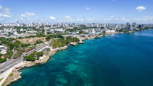 Vista aerea della città di Santo Domingo - Repubblica Dominicana con parchi, edifici, sobborghi, oceano caraibico
