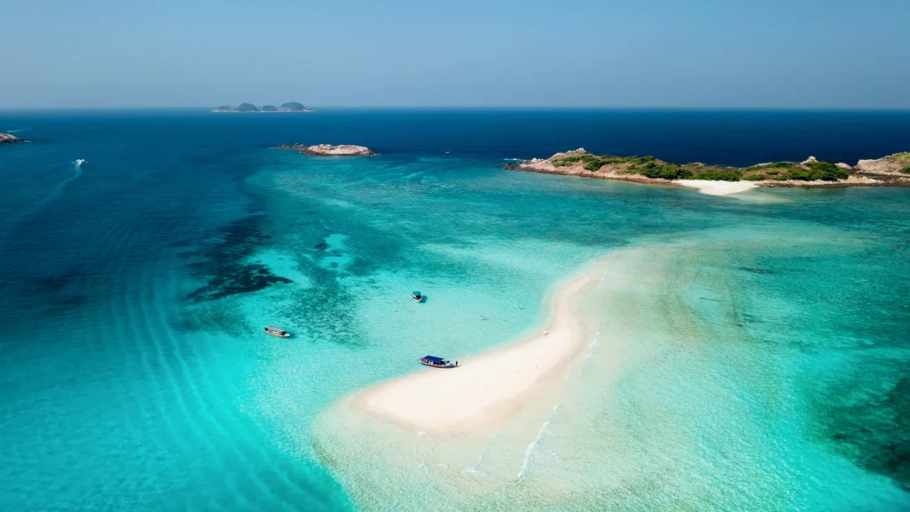 Vista dall'alto dello spiedo di sabbia vicino all'isola di Redang Terengganu in Malesia | Vacanze a Singapore e isole della Malesia Kuala Lumpur e Redang | Esclusiva Alidays Travel experience