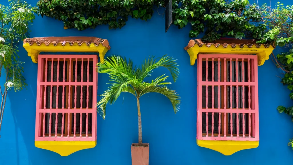 Vista di una facciata colorata di una casa coloniale nelle strade di Cartagena de Indias, Colombia | Tour Cartagena e isola Múcura | Esclusiva Alidays Travel Experience
