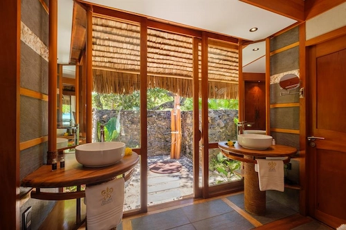 Pool Beach Villa bathroom
