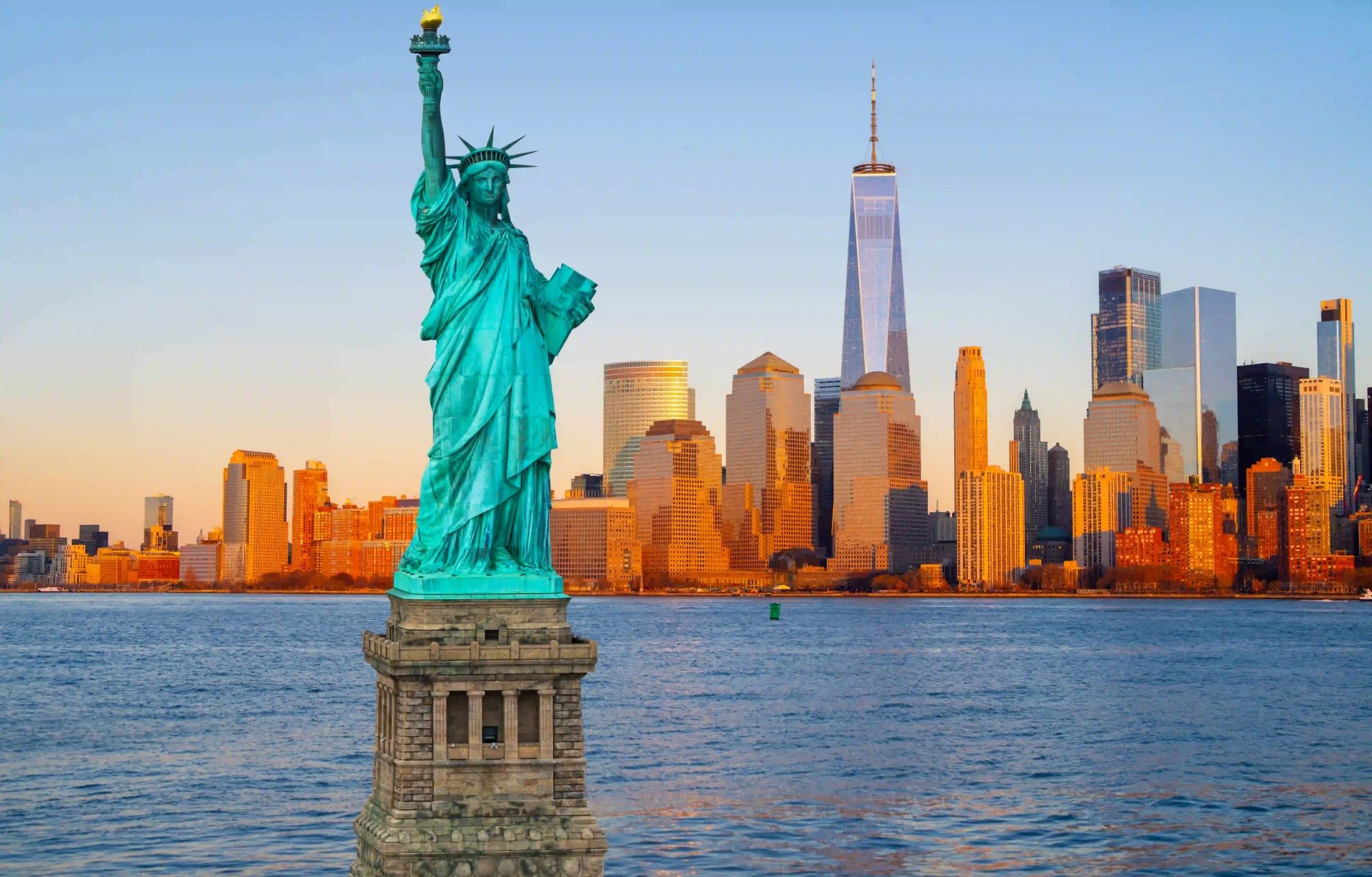 Festa dell'indipendenza americana. Panorama di New York con la Statua della Libertà. Lo skyline di New York con la Statua della Libertà sul fiume Hudson