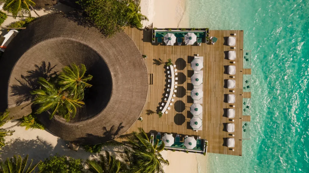 Vista dall'alto del Sun Siyam Vilu Reef Resort alle Maldive