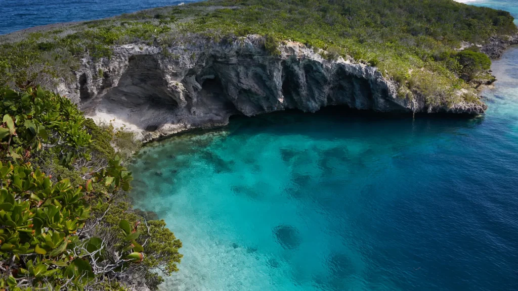 Spiaggia e cielo a Long Island, Bahamas, con spiagge di sabbia bianca e il Blue Hole | Viaggio Nassau e Long Island Bahamas | Alidays
