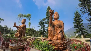 Statue di Bodhisattva in bronzo a Ngong Ping sull'isola di Lantau, Hong Kong, vicino all'iconico Buddha Tian Tan