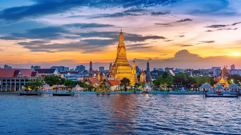 Tempio Wat Arun (Wat Arun Ratchawararam) al tramonto, Bangkok in Thailandia | Natale e Capodanno Thailandia | Esclusiva Alidays Travel Experience