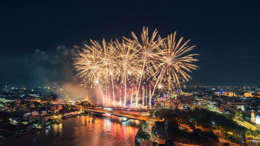 Thailandia e fuochi d'artificio esplodono sopra il fiume Chao Phraya con il ponte commemorativo e il paesaggio illuminato di Bangkok | Thailandia speciale Capodanno | Esclusiva Alidays Travel Experience