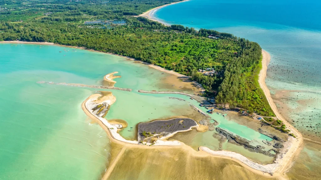 Veduta aerea di Capo Pakarang a Khao Lak, Thailandia | Itinerario Thailandia Bangkok, nord e mare | Alidays Travel Experience