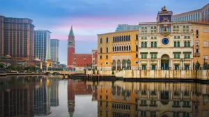 Veduta urbana di Macao. Paesaggio con edifici commerciali di Macao e riflessi sotto un cielo azzurro. La città di Macao al crepuscolo