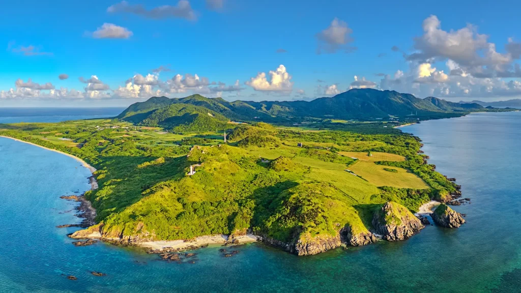 Isola di Ishigaki, Okinawa, Giappone sulla costa con il faro di Hirakubozaki | Viaggio a Okinawa: tra grandi città e paradisi naturali del Giappone | Alidays