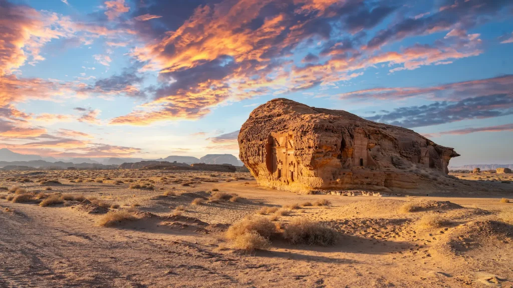 Jabal AlAhmar, roccia di arenaria scolpita al tramonto, antiche tombe di Hegra, deserto di AlUla, Arabia Saudita, meraviglia naturale e archeologica mozzafiato | Viaggio da Petra ad AlUla e le vie dell'incenso | Alidays