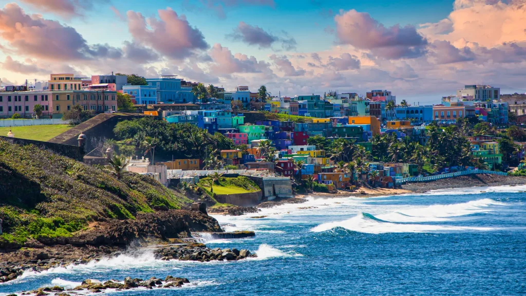 La costa colorata della Vecchia San Juan nota come La Perla, Puerto Rico | Viaggio 12 giorni a Puerto Rico, l’isola dell’incanto | Alidays Travel Experience
