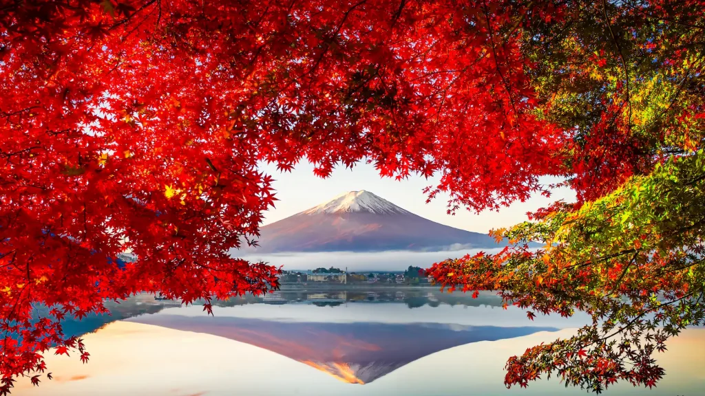 Riflessione della montagna del Fuji e foglie di acero rosso con nebbia mattutina in autunno, lago Kawaguchiko, Giappone | Tour Meraviglie del Giappone e Maldive | Alidays Travel Experiences