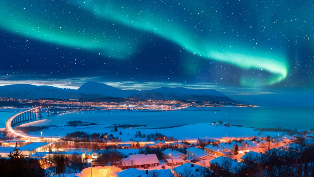 Aurora boreale nel cielo sopra Tromsø con il ponte di Sandnessundet - Tromsø, Norvegia | Weekend di 4 giorni in Norvegia | Alidays