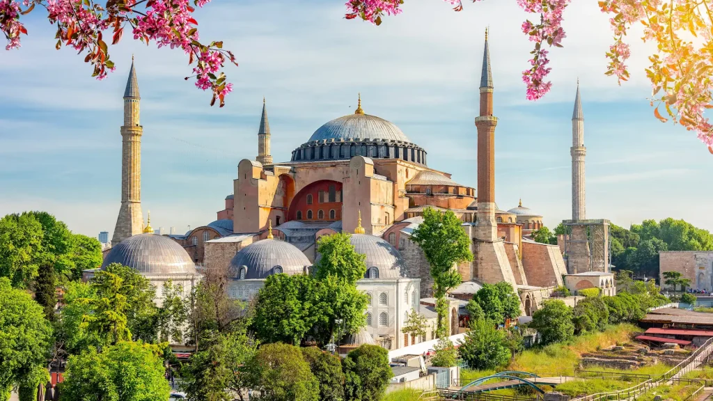 Grande Moschea di Santa Sofia in Piazza Sultanahmet in primavera, Istanbul, Turchia
