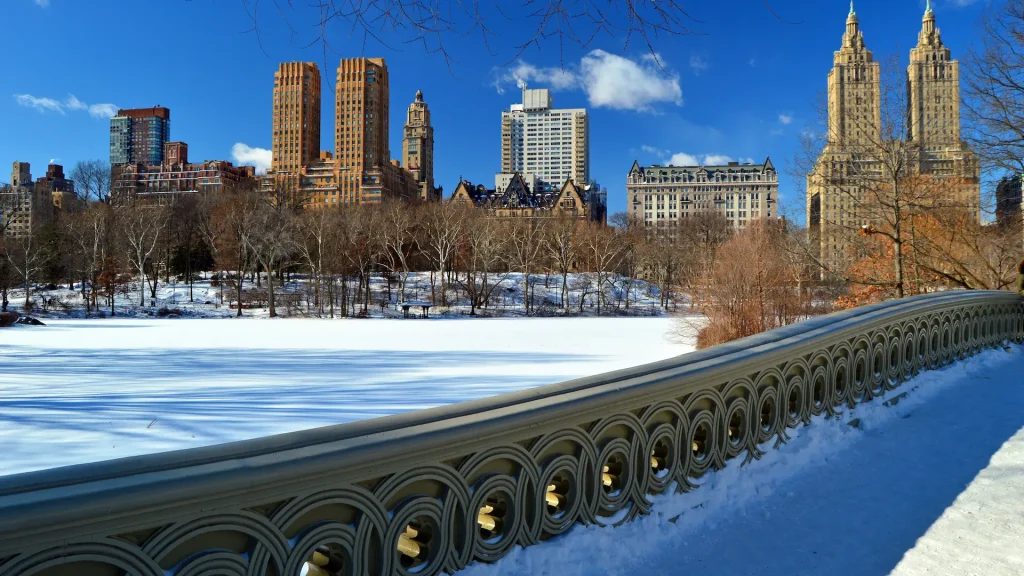 Il Bow Bridge di Central Park di New York è coperto di neve in una fredda giornata invernale | Natale o Capodanno a New York: l’emozione di festeggiare nella città che non dorme mai | Alidays